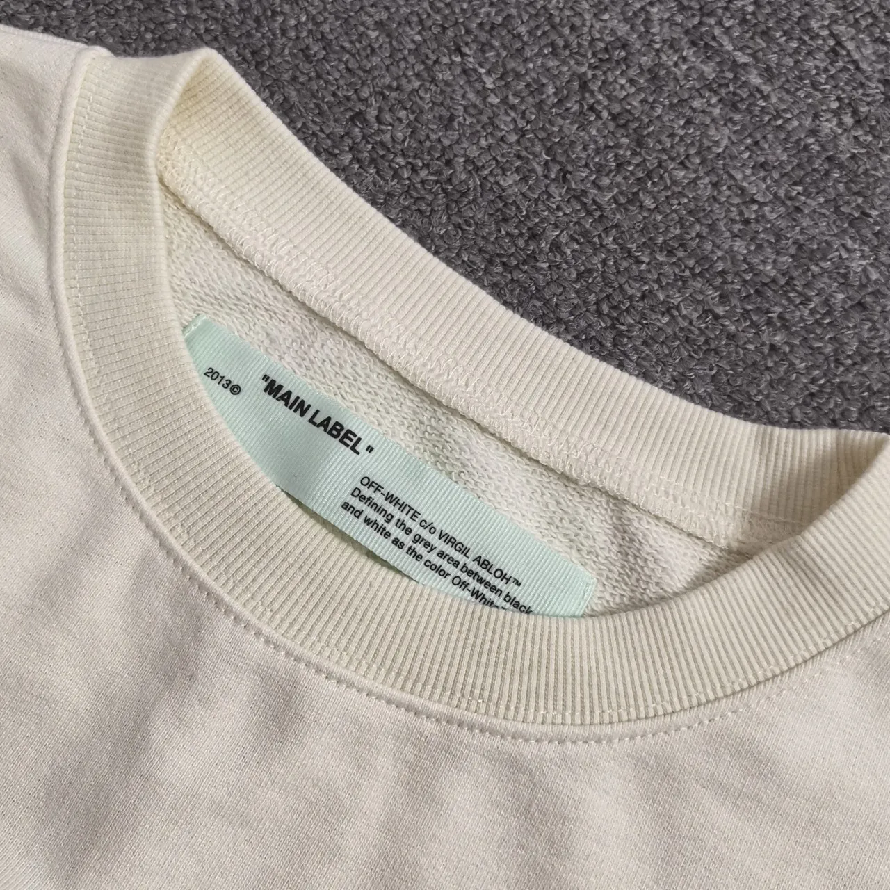 The top tested version OFF WHITE OW, the timeless classic Monet oil painting watercolor graffiti hooded zipper pure cotton loose men and women couples same style round neck sweatshirt overseas hot style, celebrity same style upper body, classic and beautiful oil painting style! World treasures, top famous paintings, walking works of art!  A good product starts with the fabric of the clothes. Our fabrics are pre-shrunk with epoxy water before leaving the fabric factory. After the fabrics are dried, they will have a light fragrance. Who can do this? The printing uses an imported 16-head white ink color drawing integrated direct printing machine + discharge dyeing process, which is completely consistent with zip. It effectively guarantees the perfect printing texture and visual effect. The multi-layered hollow points in the printing pattern are all manually modified, and the alignment is consistent to identify the first eye-catching point.   From the beginning of 2019 to now, a total of 100,000+ have been shipped. It can be said that this model is made to perfection. The basic purchase price for foreign purchasing agents is 50+, and the repurchase rate is 100%. The details, fabrics, and printing can be said to be completely restored, a true top version!  Let’s talk about the reason for 100,000+ sales! First, you can see the products we make, and all the identification details are in place. 1. The 4 hollow points on the printed character hat are identification details. During the scan, many manual modifications were required, and a hollow point was exposed, which was a fake at first glance. This is hollow, not black dot printing. 2. Printing is a combined process of discharge dyeing + direct injection! Both the black and white prints can be pulled apart, and the prints will not be damaged by loosening and rebounding. The dye is completely integrated into the fabric. 3. The fabric is 480 grams of custom-dyed fish scale terry cotton fabric, which has an excellent hand feel. 4. The collar label is embossed and has a hand-feeling effect! Definitely not an embroidery label, nor a blue label. 5. The tag rope is hung vertically from the collar. The rope is 120CM long, not a side rope. It is full of details. 6. Details, the main picture is actually shot. If you are worried about what you have seen, you can directly compare it with the pictures of my home and the official website. Fearless of all comparisons. 7. Customized pull tabs with engravings and hat rope bells with engravings! These are the details of the identification.   Size: XS-L Color: Black Off-White P:360
